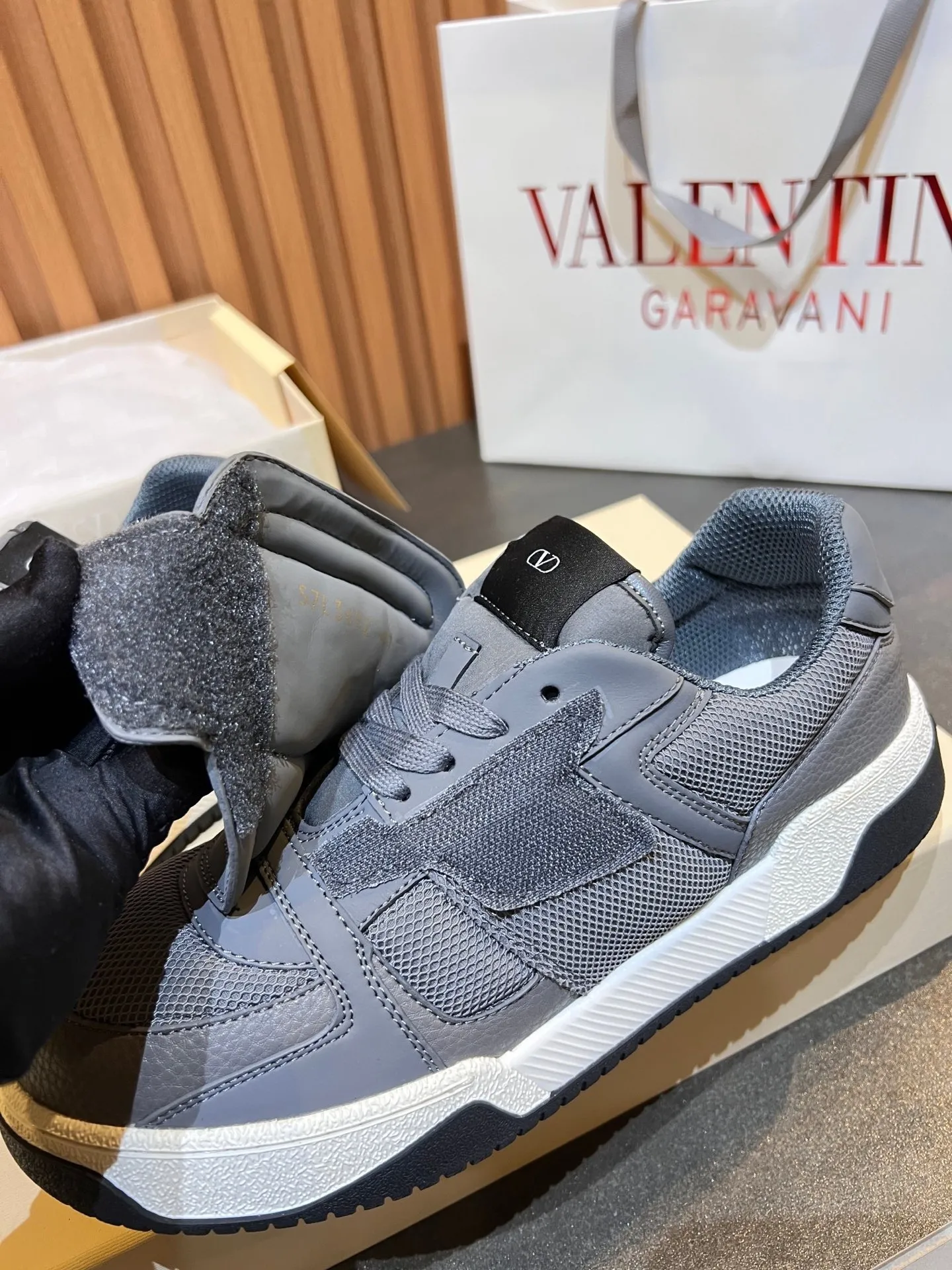 Men's men's shoes 💰760 VLTN Valentin 𝑶𝒏𝒆𝑺𝒕𝒖𝒅 Couple's sneaker series Valentino 2025 new couple's sneakers are on sale. The original ZP purchased and disassembled. Repeated pattern making and modification. The strength must be restored one to one! Top luxury masterpiece Velcro design Soft and comfortable imported calfskin 🧧brings excellent and elegant texture and excellent on-foot comfort Top purchasing version upper: imported calfskin surface/original oil edge craftsmanship Inner: water-dyed cowhide lining Outsole: original development 𝐓𝐏𝐔 two-color combination outsole Packaging: original configuration complete package Code number: 35-46 (45 46 customized)